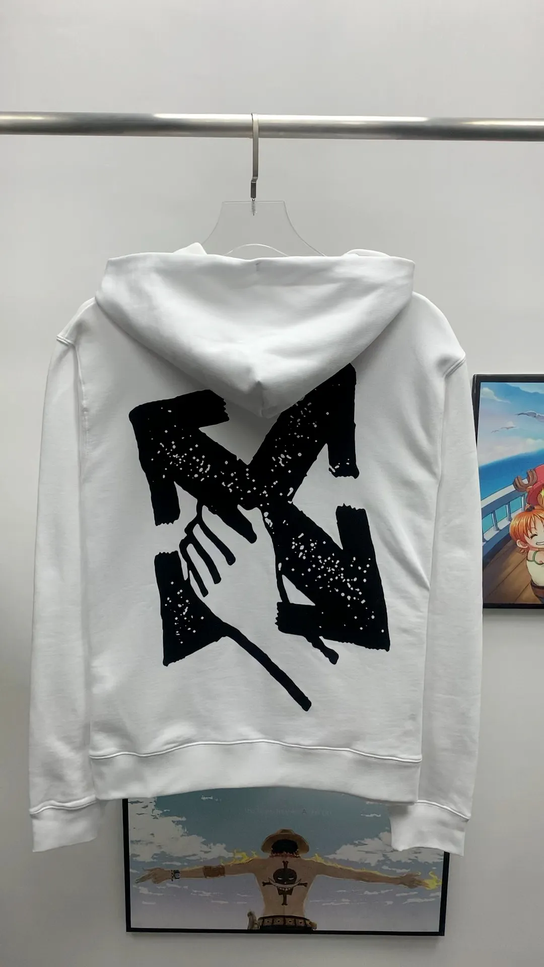 Real shot video on the back————Top tested version 23SSOFF WHITE OW holding the earth arrow in the back holding the arrow in the back pure cotton loose loose short-sleeved T-shirt for male and female couple stars. The printing on the back and chest adopts high-coverage screen printing technology, and the glue is imported. The scraped print is smooth and delicate. The front sub-print adopts cracked anti-counterfeiting identification details, and the breaking points are 100% aligned! The fabric is made of 420g double yarn terry plain cotton fabric, which has a smooth skin feel. Size: XS-L Color: Black P:410